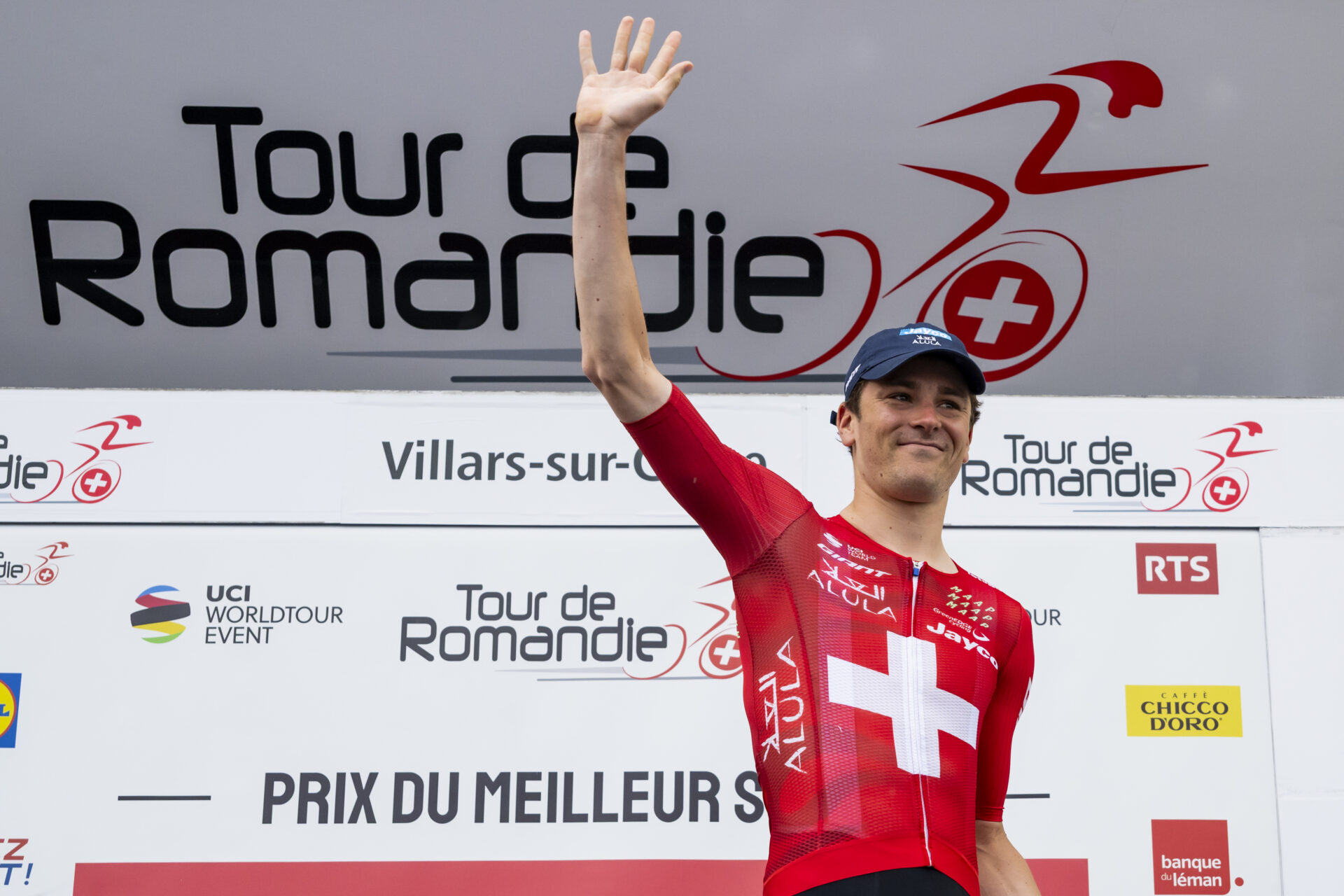 KEYPIX - Mauro Schmid from Switzerland of team Team Jayco AlUla celebrates on the podium during the prologue, a 3,2 km race against the clock at the 79th Tour de Romandie UCI World Tour Cycling race, in Villars-sur-Glane, Switzerland, Tuesday, April 28, 2026. (KEYSTONE/Jean-Christophe Bott)