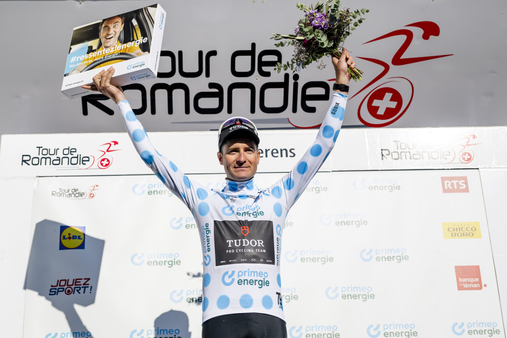 KEYPIX - Roland Thalmann from Switzerland of Tudor Pro Cycling Team celebrates on the podium during the second stage, a 173,1 km race between Rue and Vucherens at the 79th Tour de Romandie UCI World Tour Cycling race, in Vucherens, Switzerland, Thursday, April 30, 2026. (KEYSTONE/Jean-Christophe Bott)